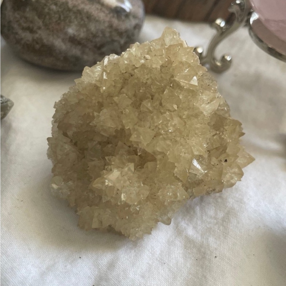 phosphorescent honey dogtooth calcite